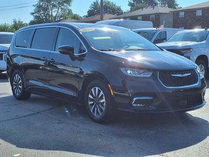 Used 2024 Chrysler Pacifica Select
