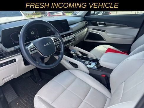 Used 2024 Kia Telluride EX w/ EX Captain's Chair Package image 11