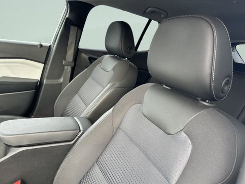 Used 2025 Chevrolet Trax LT w/ LT Convenience Package image 12