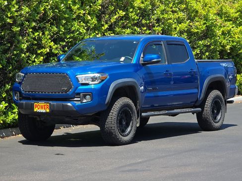 Used 2017 Toyota Tacoma TRD Off-Road w/ Tow Package (A/T) AWD/4WD image 8