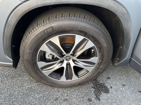 Used 2023 Toyota Highlander XLE image 32