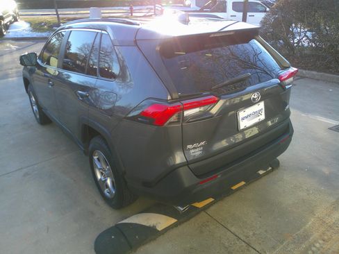 Used 2022 Toyota RAV4 XLE image 10