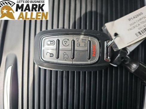 Used 2024 Chrysler Pacifica Touring-L FWD image 35