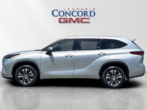 Used 2022 Toyota Highlander XLE AWD/4WD image 7