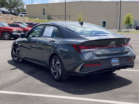 Certified 2025 Hyundai Elantra Sport FWD image 5