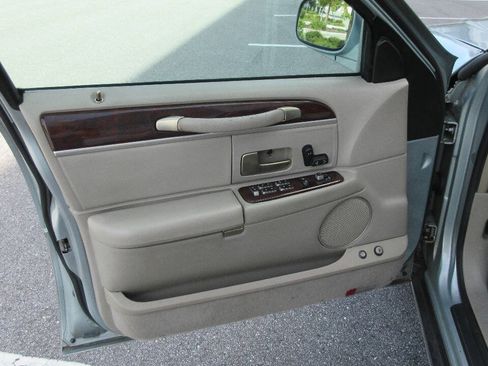 Used 2007 Lincoln Town Car Signature RWD image 12