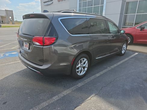 Used 2017 Chrysler Pacifica Touring-L w/ Tire & Wheel Group FWD image 7