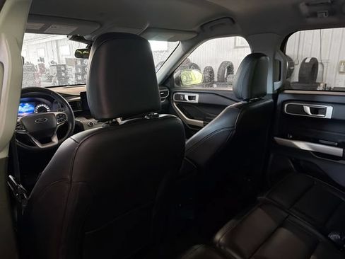 Used 2023 Ford Explorer XLT AWD/4WD image 9