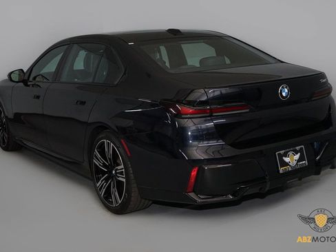 Used 2023 BMW 740i image 7