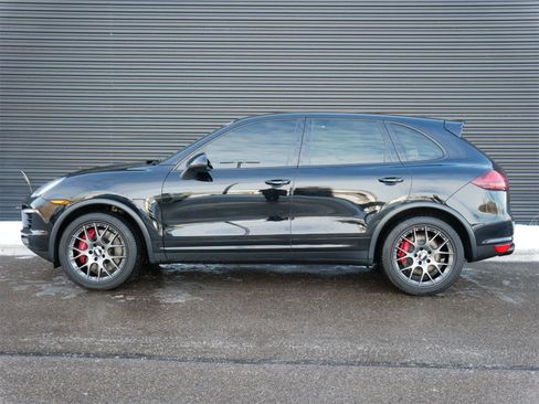 Used 2014 Porsche Cayenne Turbo image 2
