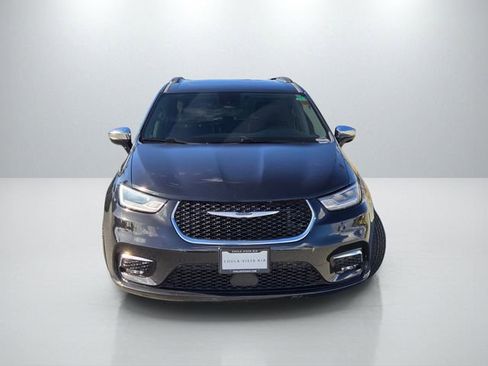 Used 2023 Chrysler Pacifica Limited image 2