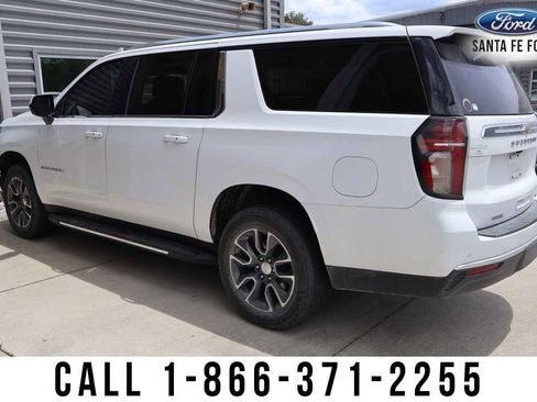Used 2021 Chevrolet Suburban LT RWD image 2
