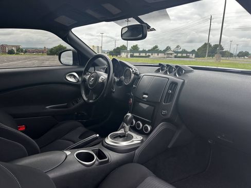 Used 2018 Nissan 370Z Coupe RWD image 11