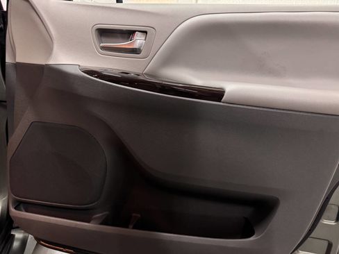 Used 2020 Toyota Sienna XLE 8 Passenger 4dr Mini Van image 35