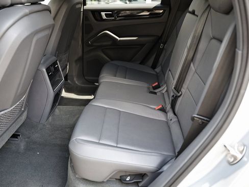 Used 2022 Porsche Cayenne Platinum Edition image 26