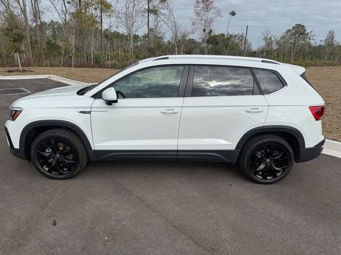Used 2024 Volkswagen Taos SE image 2
