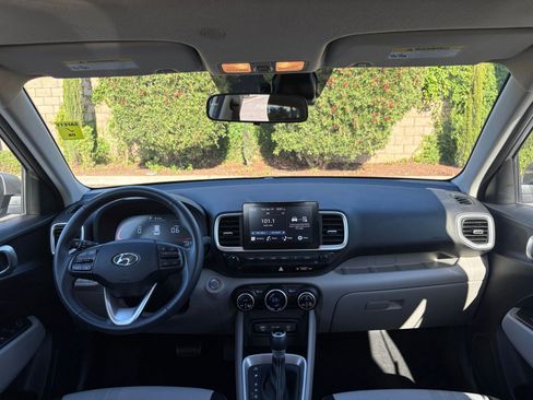 Used 2025 Hyundai Venue SEL image 34
