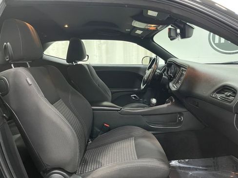 Used 2019 Dodge Challenger SXT image 31