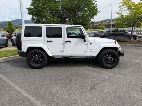 Used 2015 Jeep Wrangler Unlimited Sahara w/ Connectivity Group AWD/4WD image 9
