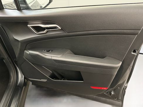 Used 2025 Kia Sportage LX image 32