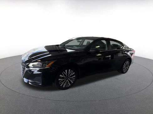 Used 2025 Nissan Altima 2.5 SV FWD image 7