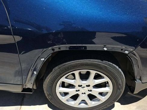 Used 2018 Jeep Cherokee Latitude Plus FWD image 12