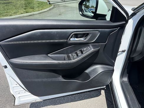 Certified 2025 Nissan Rogue SL FWD image 19