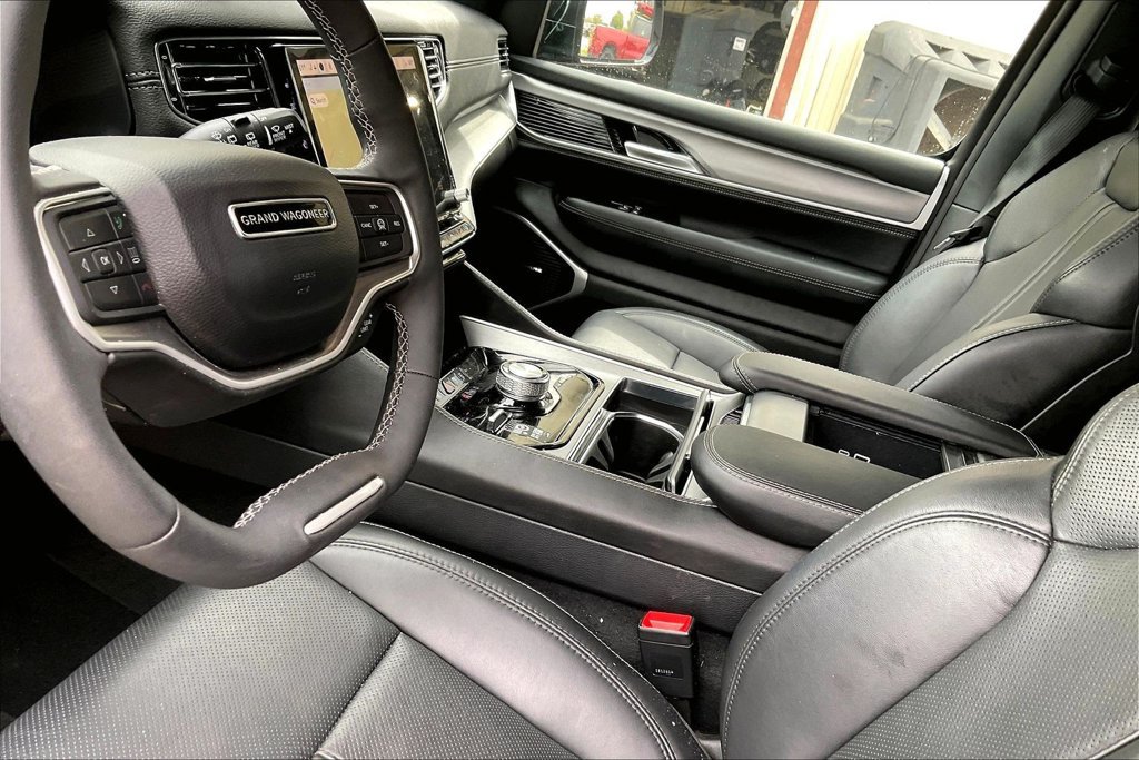 Used 2026 Jeep Grand Wagoneer L Limited w/ 8-Passenger Seating Package AWD/4WD image 17