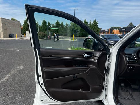 Used 2019 Jeep Grand Cherokee Overland image 9