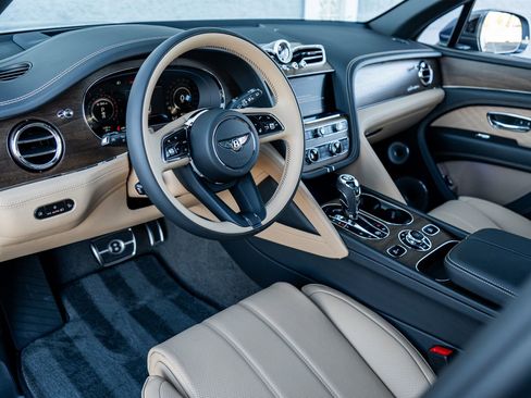 Used 2025 Bentley Bentayga V8 image 30