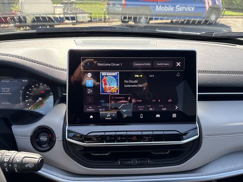 Used 2025 Jeep Compass Limited image 11