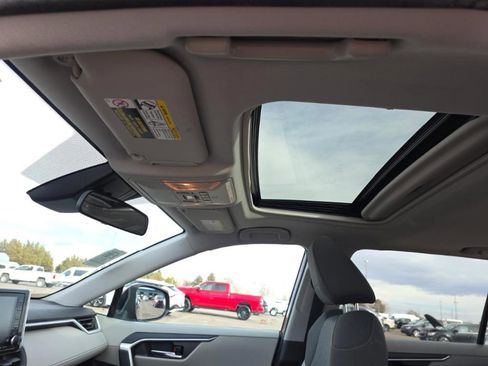 Used 2021 Toyota RAV4 XLE w/ Convenience Package image 15