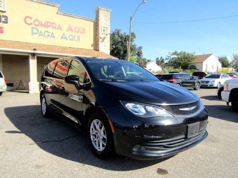Used 2017 Chrysler Pacifica Touring FWD image 3
