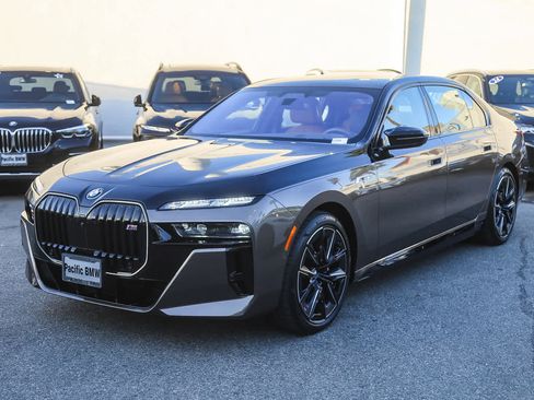 Used 2025 BMW i7 M70 image 3