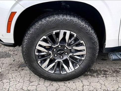 Used 2025 Chevrolet Suburban Z71 image 35