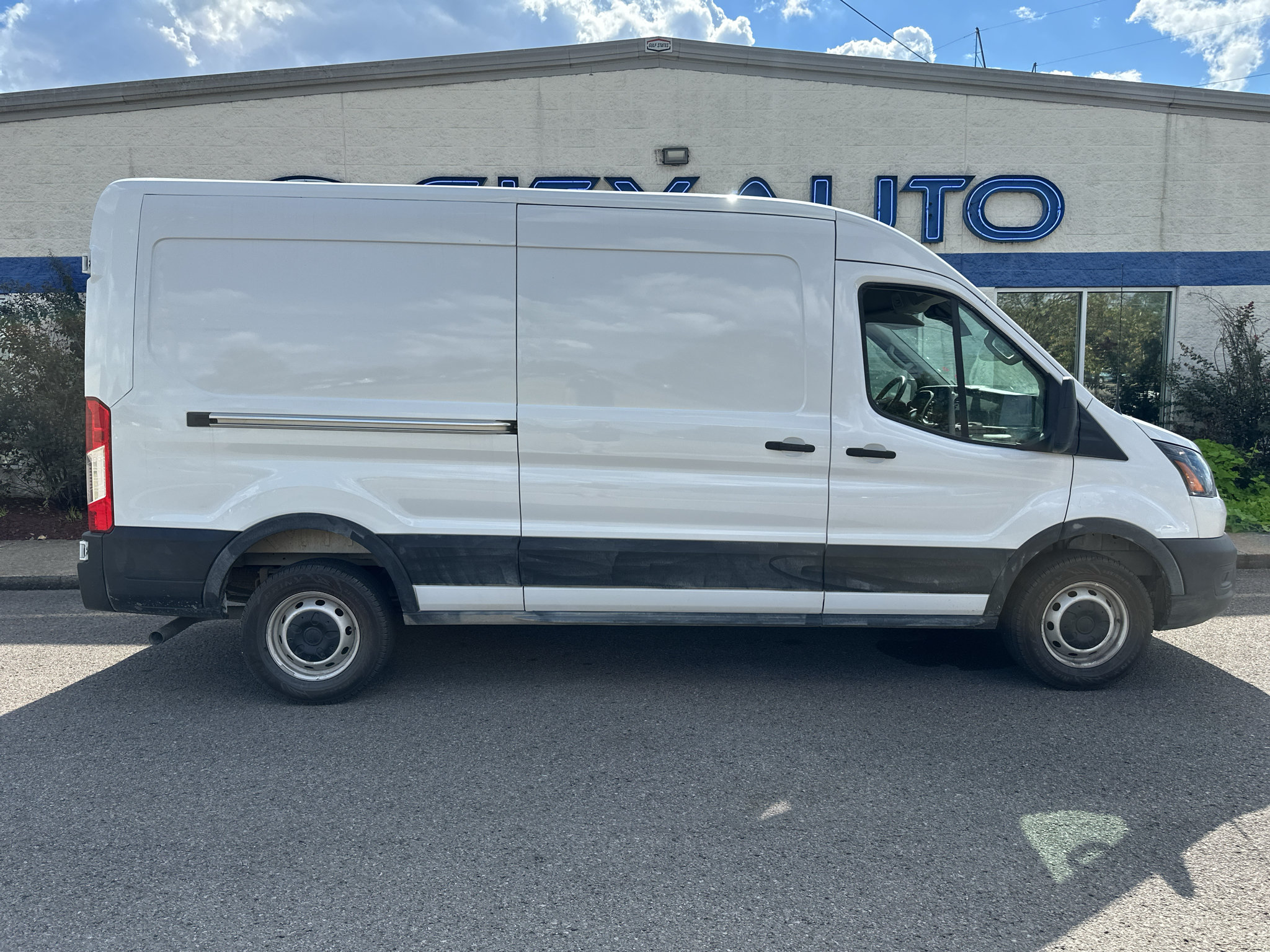 Used 2025 Ford Transit 250 148 Medium Roof RWD image 3