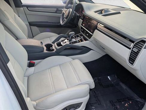 Used 2023 Porsche Cayenne Platinum Edition image 21
