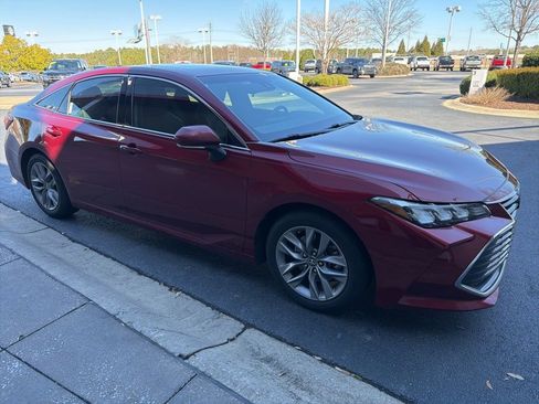 Used 2019 Toyota Avalon Limited image 2