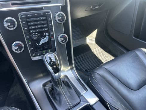 Used 2017 Volvo XC60 T6 R-Design w/ Climate Package AWD/4WD image 24