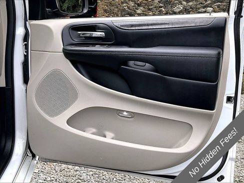 Used 2019 Dodge Grand Caravan SE w/ UConnect Hands-Free Group FWD image 18