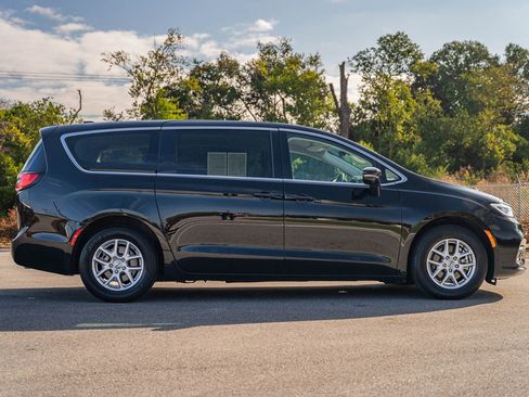 Used 2024 Chrysler Pacifica Touring-L image 8