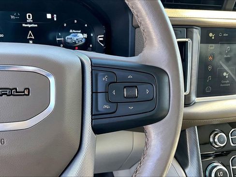 Used 2023 GMC Yukon Denali image 12