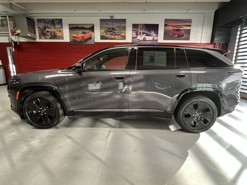 Used 2024 Jeep Wagoneer Launch Edition AWD/4WD image 2