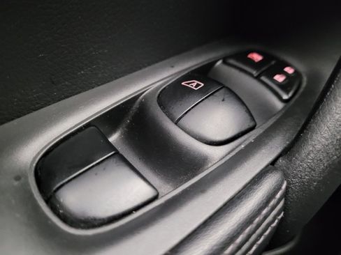 Used 2019 Nissan Rogue S image 27