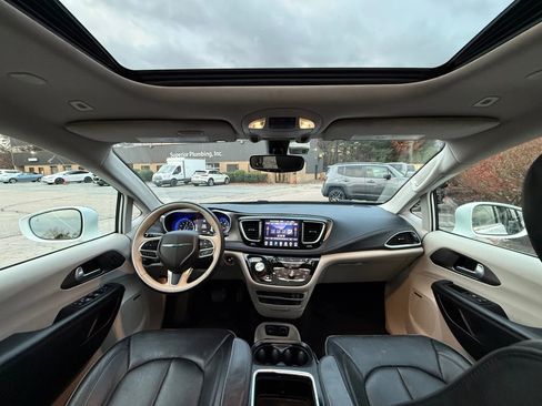 Used 2018 Chrysler Pacifica Limited image 26