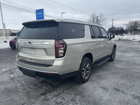 Used 2024 Chevrolet Suburban LT w/ Luxury Package image 4