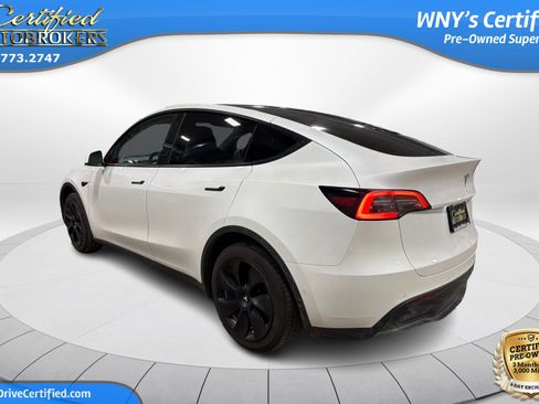 Used 2022 Tesla Model Y Long Range image 8