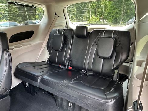 Used 2022 Chrysler Pacifica Touring-L FWD image 15