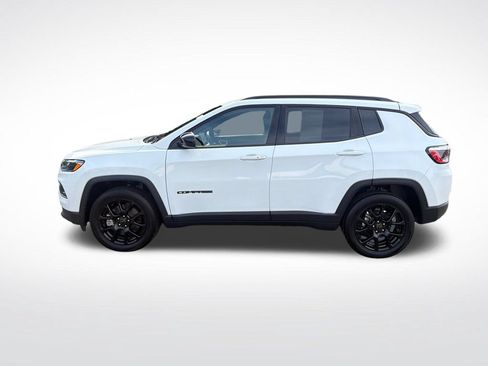 Used 2026 Jeep Compass Latitude w/ Sun and Sound Group AWD/4WD image 3