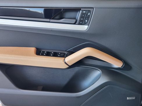 Certified 2025 Porsche Cayenne Coupe image 25